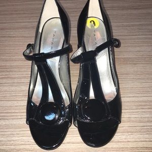 Tahari Mallory Patent Leather Button Heel Size 9